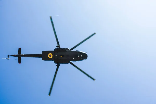 Militärhubschrauber Fliegt Von Unten Gesehen — Stockfoto