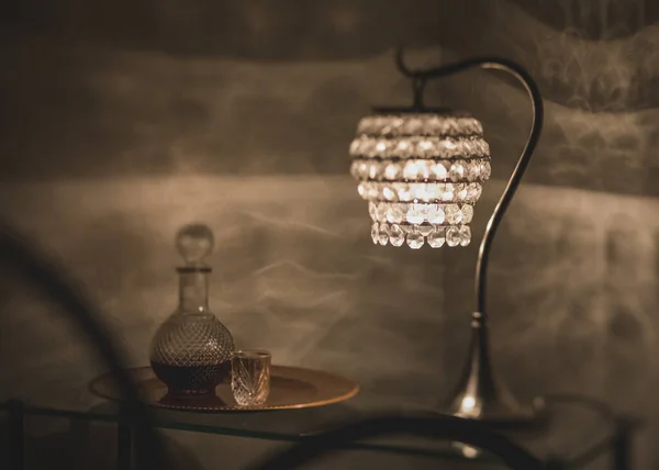 劇的な光と夜のロマンチックなシェリー デカンターとガラス — ストック写真