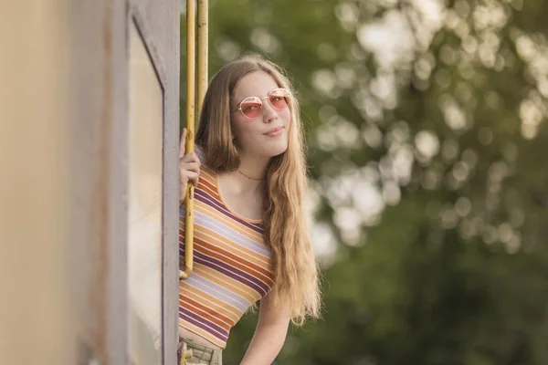 Retro Seventies Style Teen Girl Rose Colored Glasses Train — Fotografia de Stock