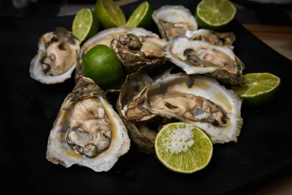 Open Oysters Prepared Lemon Salt — 图库照片
