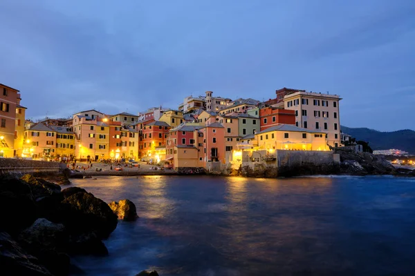 Пляж Boccadasse Красивыми Домами — стоковое фото