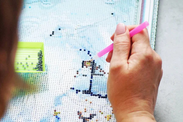 Una Mujer Recoge Mosaico Diamantes —  Fotos de Stock