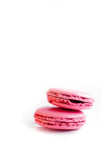 Két Rózsaszín Macaroons Fekszik Fehér Háttér — Stock Fotó