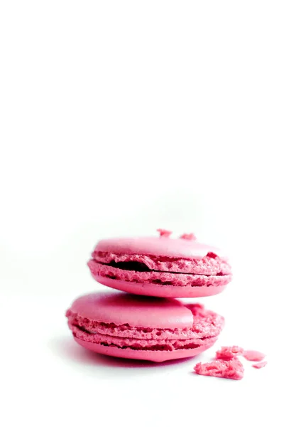 Due Amaretti Rosa Rotti Con Briciole Trovano Uno Sfondo Bianco — Foto Stock