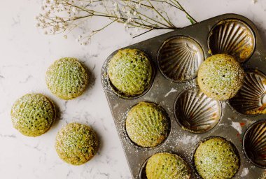 Matcha Green çay madeline fransız pastası vintage pişirme tepsisinde