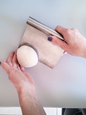 Fırıncı çiğ hamurdan bir somun ekmek yapar.