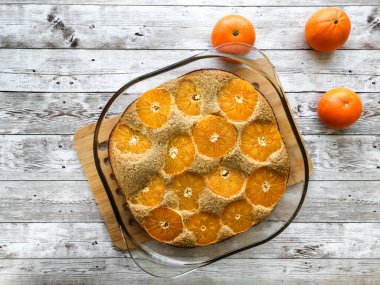 Tahta arka planda yulaf ezmesinden mandalinalı düşük kalorili turta.