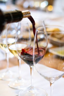 Kırmızı şarabı şişeden bardağa dök.