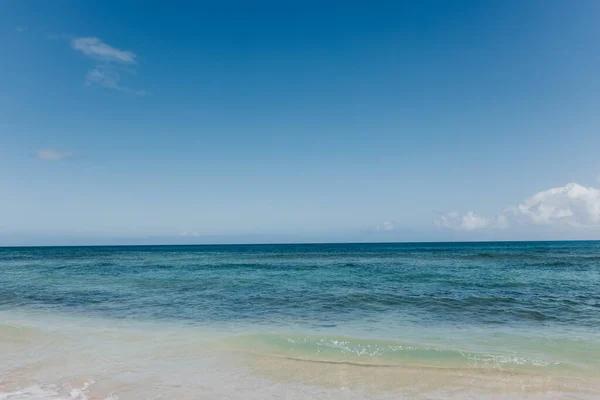 Narážející Vlny Oceánu Zasáhly Pobřeží Pláže Oahu — Stock fotografie