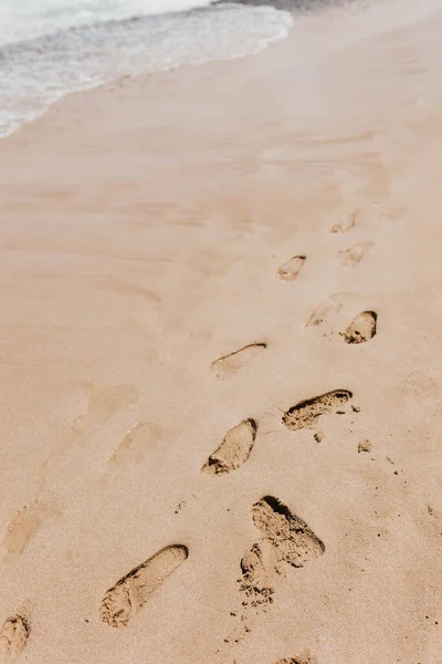 Voetafdrukken Zand Een Strand Oahu Met Oceaan Achtergrond — Stockfoto