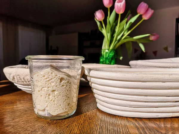 Bicchiere Con Pasta Madre Italiana Lievito Madre Sullo Sfondo Cesti — Foto Stock