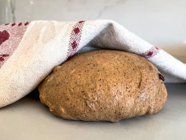 Ciasto Chlebowe Bez Żyta Pasuje Pokryte Ręcznikiem Lnianym — Zdjęcie stockowe