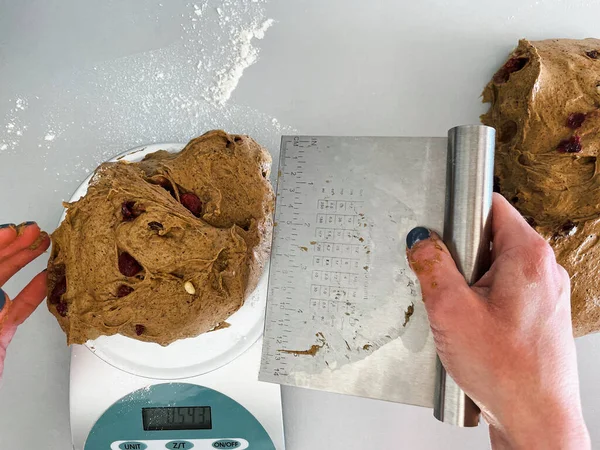 Het Deeg Wegen Voor Het Bakken Van Het Brood — Stockfoto