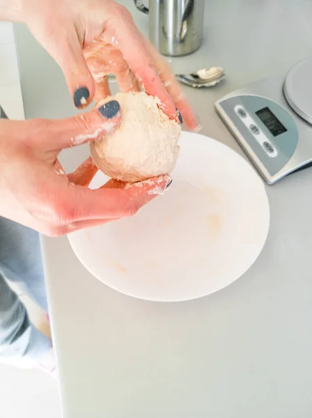 Uma Mulher Forma Uma Bola Uma Massa Para Assar Pão — Fotografia de Stock