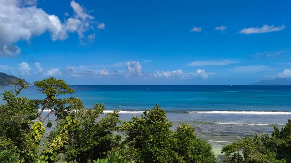 Nyugodt Indiai Óceán Zöld Fák Fényes Seychelle Szigetek — Stock Fotó
