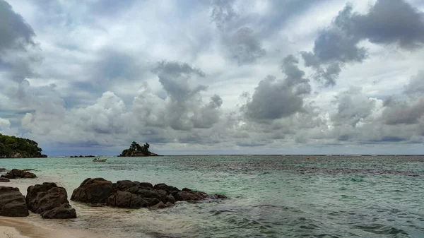 Облачное Небо Пляже Anse Royale Сейшельские Острова Небольшая Лодка Остров — стоковое фото