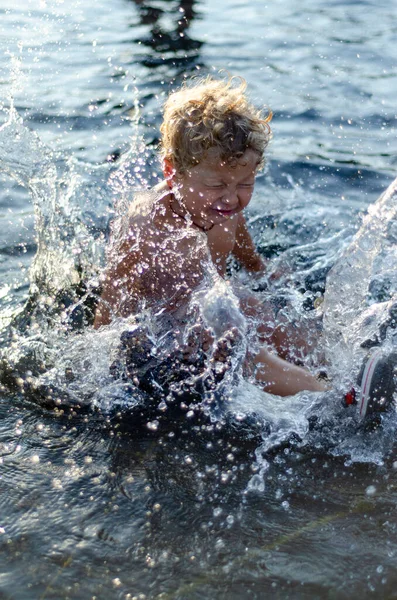 Junge Von Jahren Badet Einem Brunnen — Stockfoto