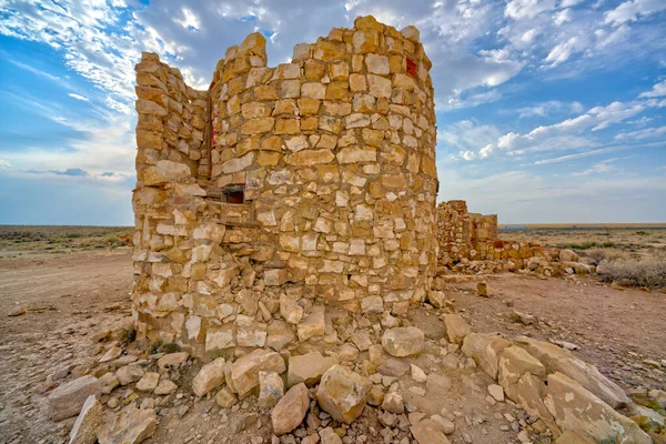 亚利桑那州双枪镇一座古石塔的幽灵般的遗迹 — 图库照片