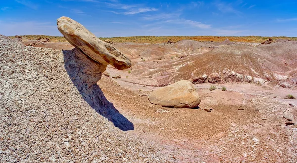 Una Losa Piedra Arenisca Ágata Tambaleándose Sobre Pedestal Arcilla Bentonita — Foto de Stock