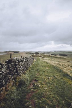 İngiltere 'de Bulutlu bir günde Hadrians Duvarı.