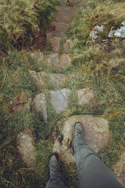 Pov Escursionista Che Guarda Giù Sentiero Lastricato Rocce — Foto Stock