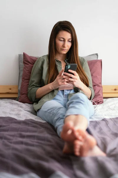 Young Woman Laying Bed Watching Video Cellphone — Stock Fotó