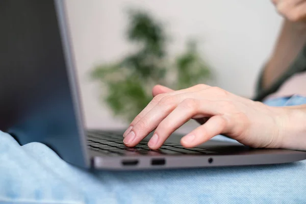 Primo Piano Mano Della Donna Affari Digitando Utilizzando Tastiera Portatile — Foto Stock