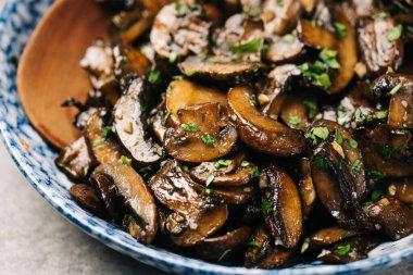 Ağız sulandırıcı sotelenmiş kremini mantarlar. 