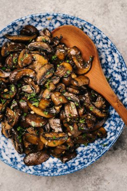 Bir tabak sotelenmiş mantar. 