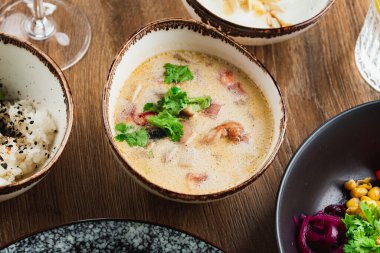 Yakın plan tabakta Asya yemeği.