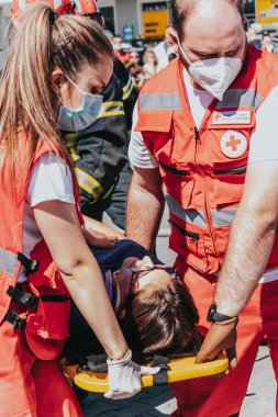 Araba kazası kurtarma eğitim etkinliği, ilk yardım. Sırbistan, Pancevo, 15 Mayıs 2021