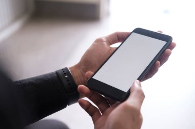 Akıllı telefonu tutan adama yaklaş. Grafik görüntüleme kurgusu için boş ekran modellemesi.