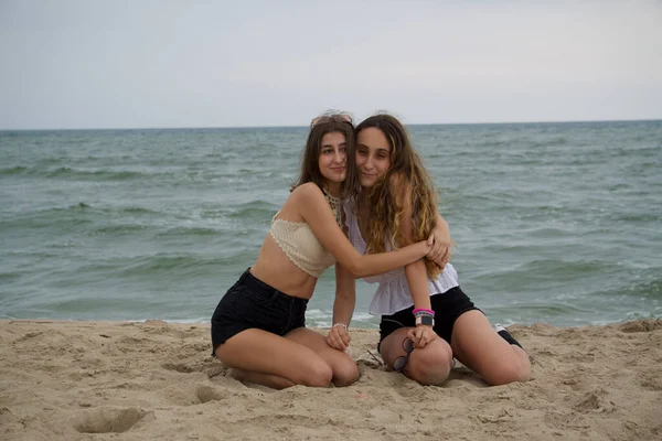 Νεαρές Γυναίκες Αγκαλιάζονται Στην Παραλία Κοντά Στη Θάλασσα — Φωτογραφία Αρχείου