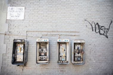 New York 'ta telefon kulübeleri kırılmış.