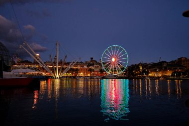 Porto antico 'nun (eski liman) ve Cenova' nın çarkının uzun pozlama görüntüsü ve deniz üzerine yansıyan ışık.