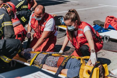 Araba kazası kurtarma eğitim etkinliği, ilk yardım. Sırbistan ve Pancevo,