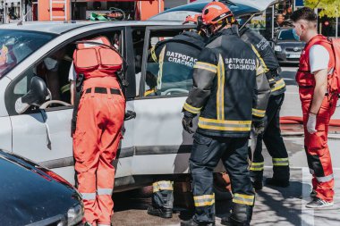 Araba kazası kurbanlarını kurtarmak için bir eğitim etkinliği.