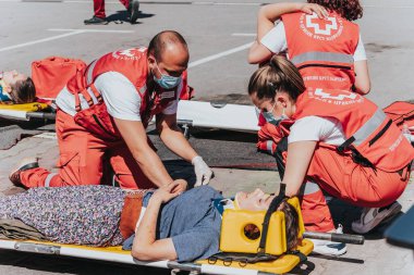 Araba kazası kurtarma eğitim etkinliği, ilk yardım. Sırbistan ve Pancevo,