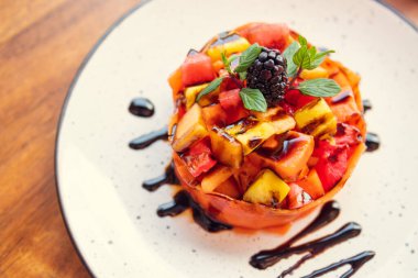 Gurme meyve salatası. Lezzetli düşük kalorili tatlı konsepti.