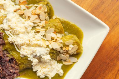 Fasulyeli yeşil yumurta. Fasulyeli geleneksel Meksika yemeği..