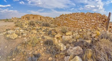 Arizona hayalet kasabasının yıkılan kalıntıları 