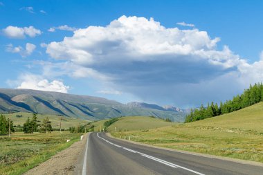 Chuysky Trakt Dağı Yolu. Altai Cumhuriyeti, Sibirya, Rusya. Yol gezme kavramı. 