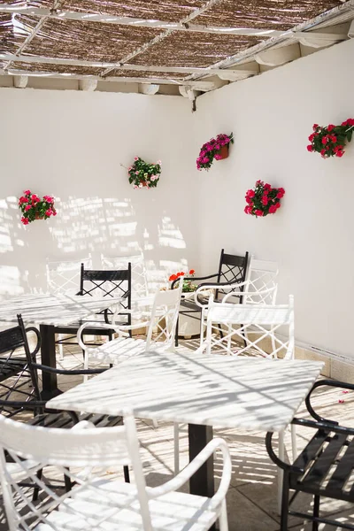 Tische Und Stühle Einem Café Unter Einem Baldachin — Stockfoto