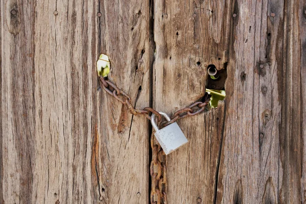 Porta Madeira Antiga Com Hardware Enferrujado — Fotografia de Stock