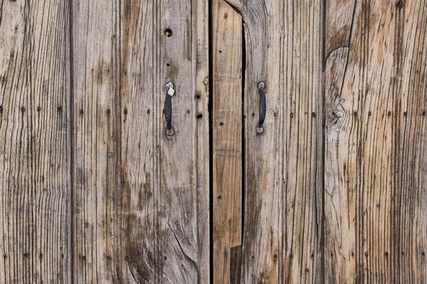 錆びたハードウェアとアンティーク木製のドア — ストック写真