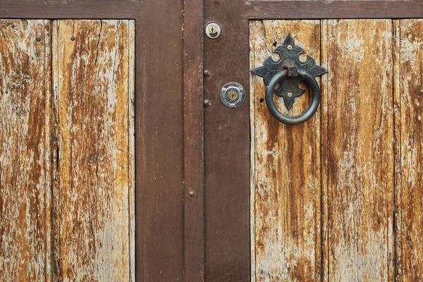 Antieke Houten Deur Met Verroeste Hardware — Stockfoto