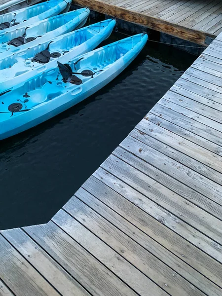 Jasnoniebieskie Kajaki Zadokowały Przystani Jeziorze Redfish — Zdjęcie stockowe