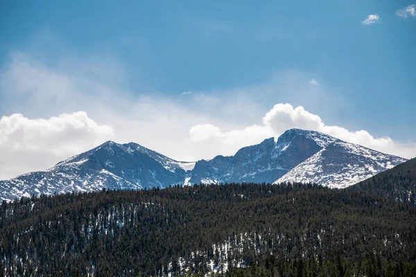 Güzel Karlı Dağlar Bulutlarla Çevrili Açık Bir Günde — Stok fotoğraf
