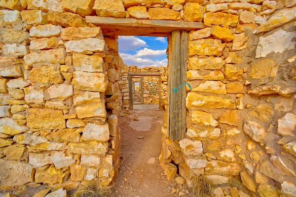 亚利桑那州双枪镇一座废弃的旧石头建筑的入口 — 图库照片