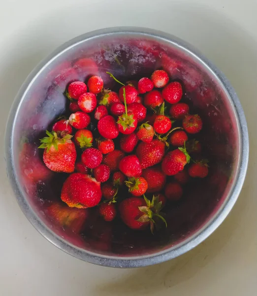 Frische Erdbeeren Einer Runden Schüssel Nahaufnahme Von Oben — Stockfoto